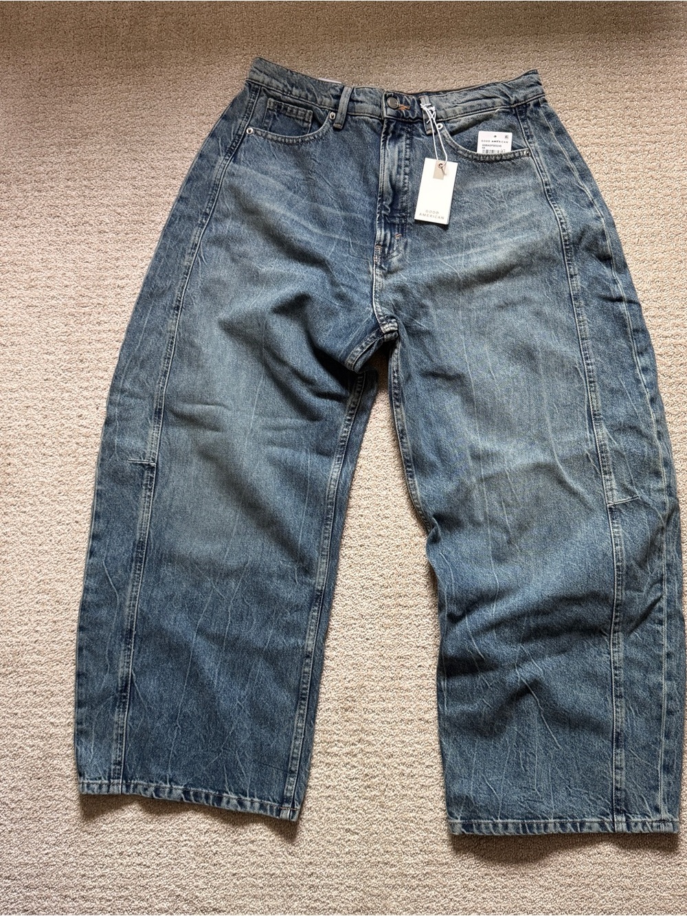 Good American Wide Leg Flared Jeans in Medium Blue - Picture 2 of 7